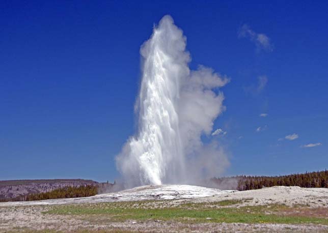 Старый вояка - geyser yellowstone.jpg